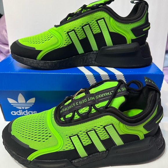 NIB Adidas Mens Green and Black Sneakers size 8.5 Women’s 10 NMD_V3